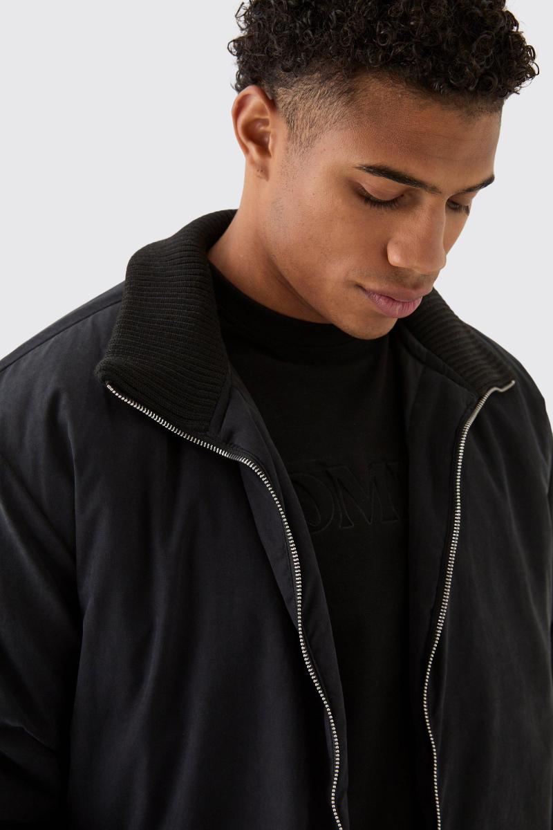 Чорний бомбер з квадратним коміром