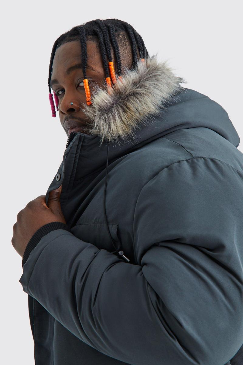 Крім того, вугільна куртка-парка з капюшоном зі штучного хутра