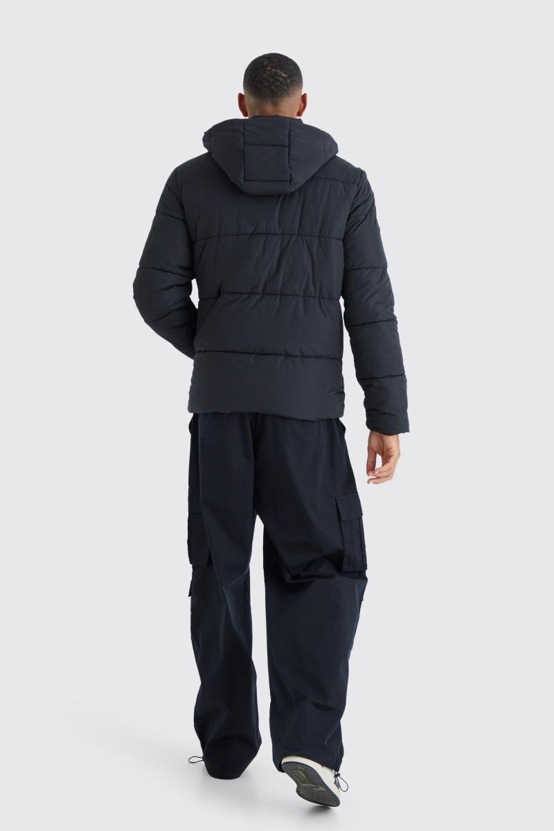 Висока матова куртка-пуховик чорного кольору з капюшоном