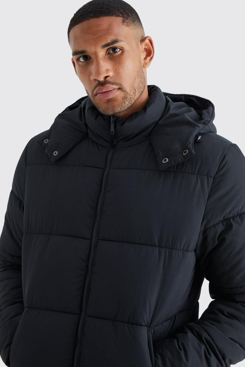 Висока матова куртка-пуховик чорного кольору з капюшоном