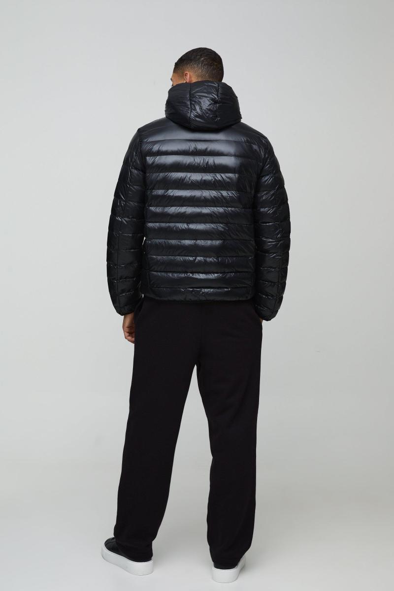 Чорна блискуча стьобана куртка з капюшоном