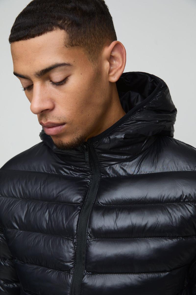 Чорна блискуча стьобана куртка з капюшоном