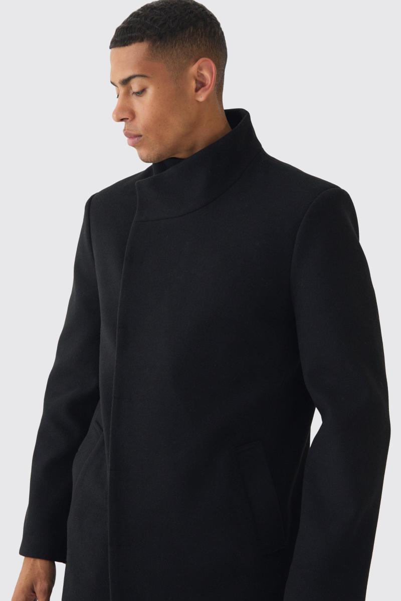 Чорне вовняне пальто з воронковим вирізом