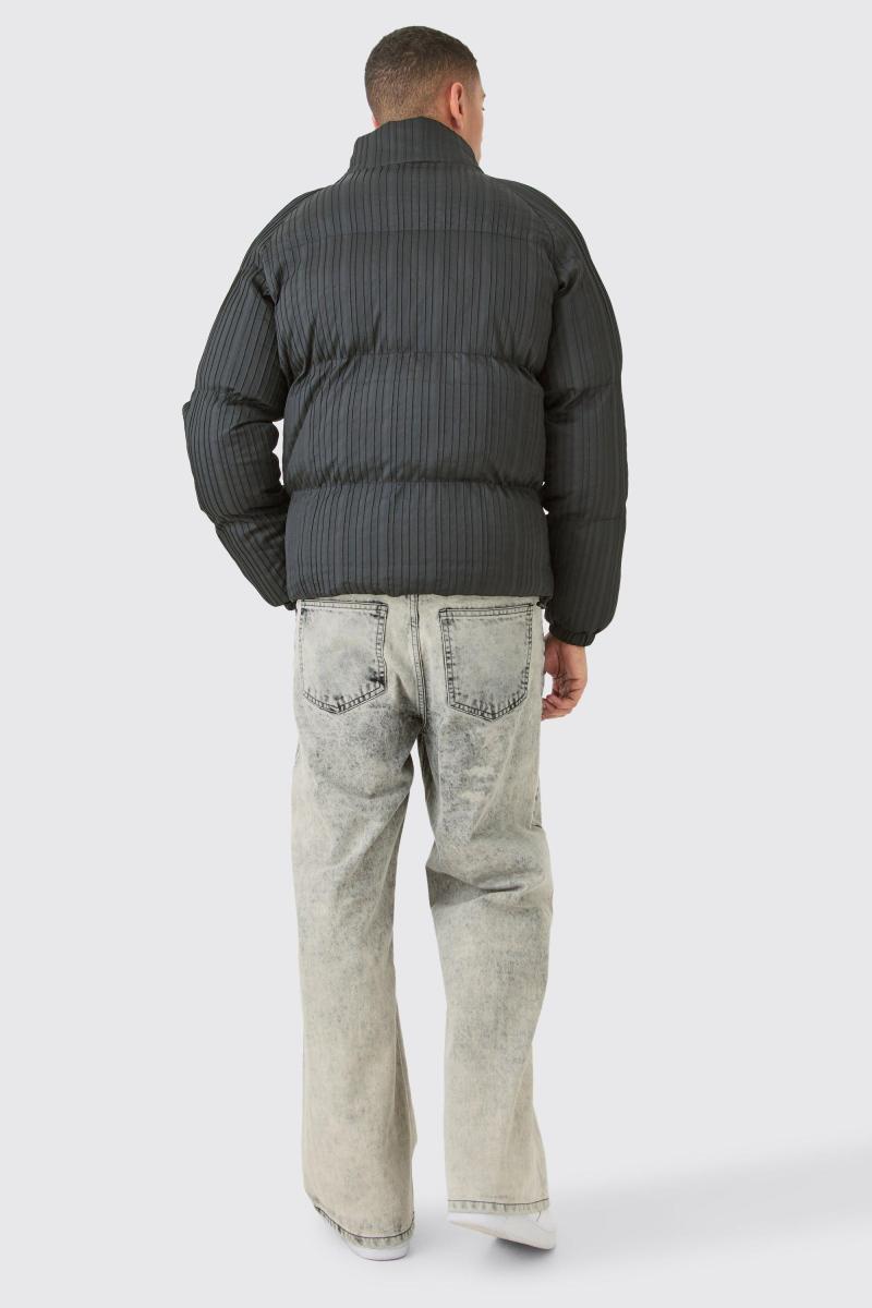 Чорний пуховик зі плісированою горловиною