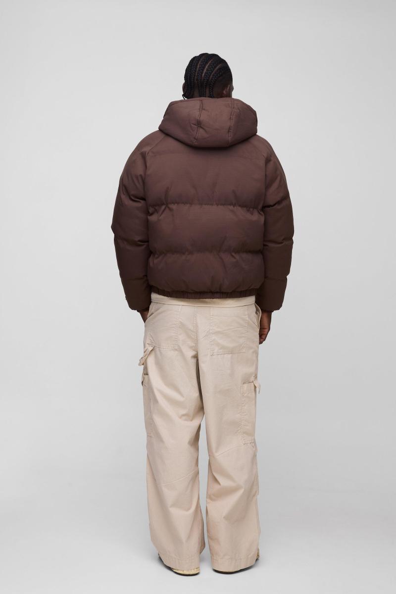 Коричневий чоловічий пуховик з капюшоном звичайного крою