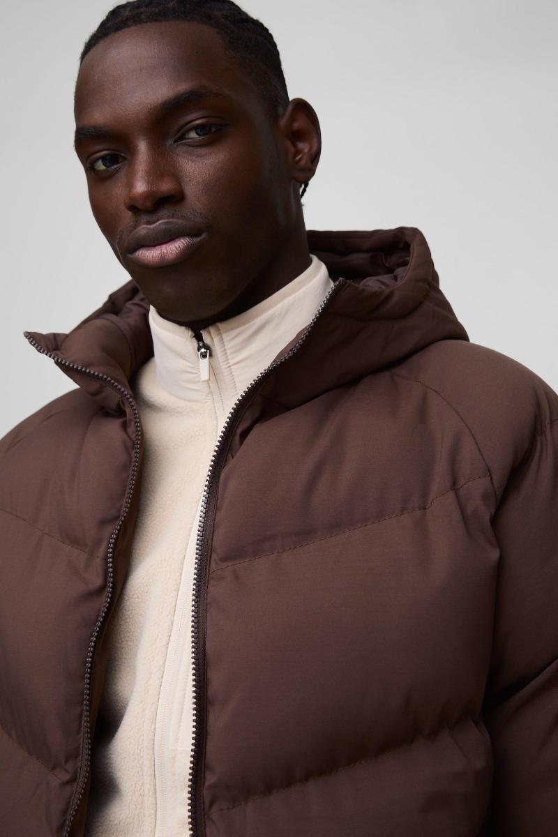 Коричневий чоловічий пуховик з капюшоном звичайного крою